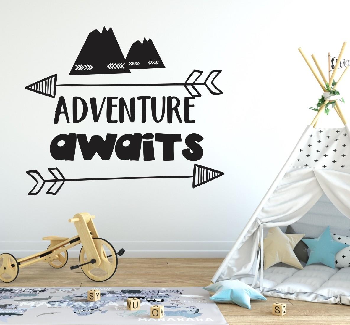Stenska nalepka z imenom - adventure awaits