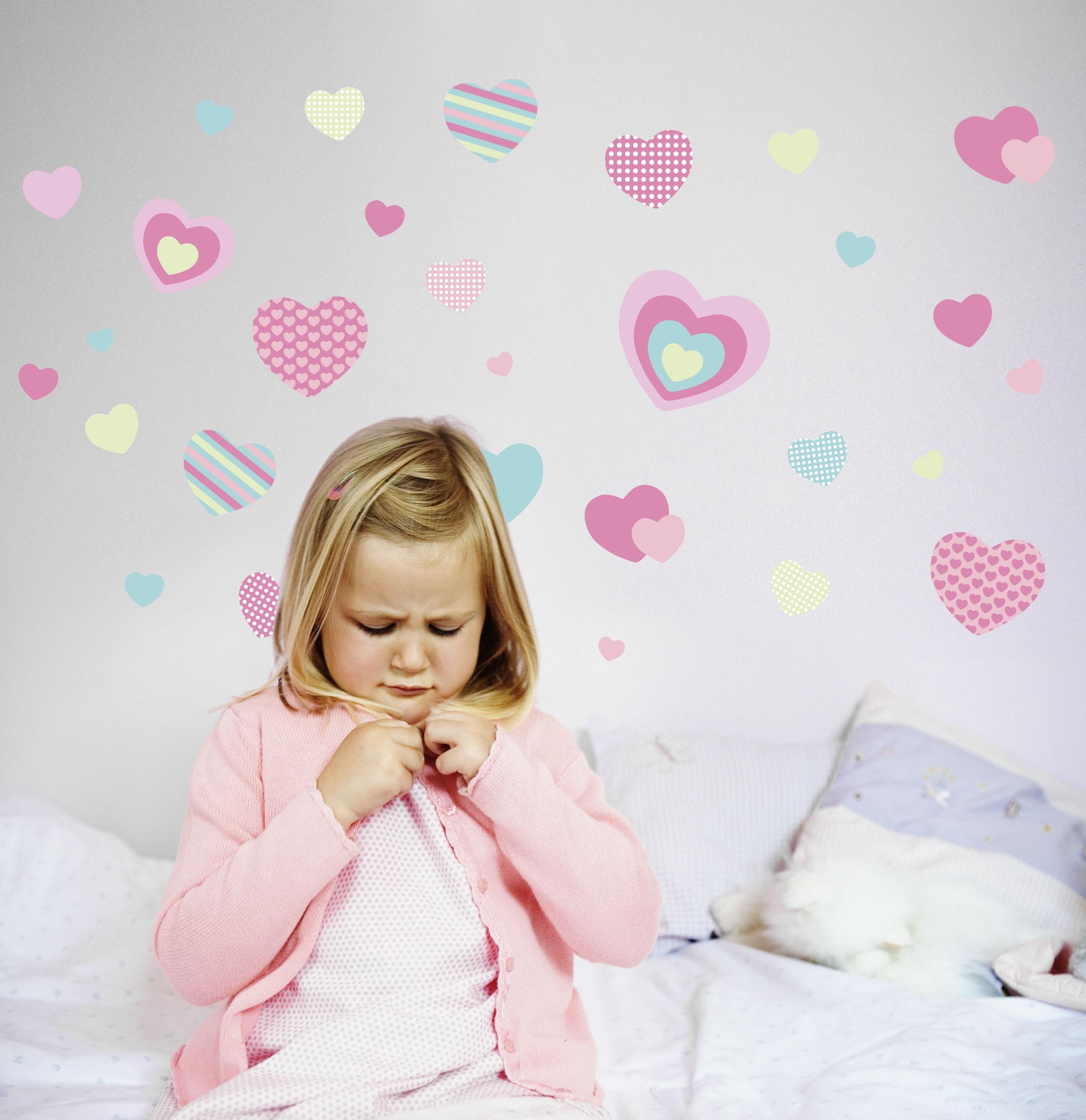 Punčka v sobi z vinilno nalepko srčki